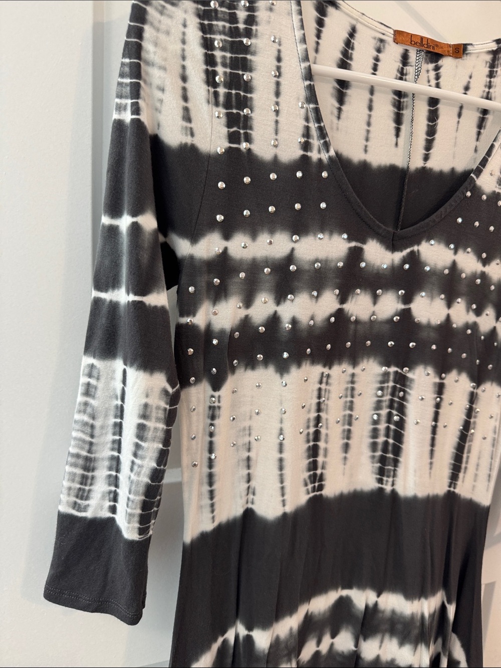 Belldini‎ Black White Tie Dye V-Neck Tunic Silver Stud Accents Flowing Hem Top - Picture 4 of 7